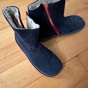 Mini Boden navy suede Sherpa lined boots in a 32